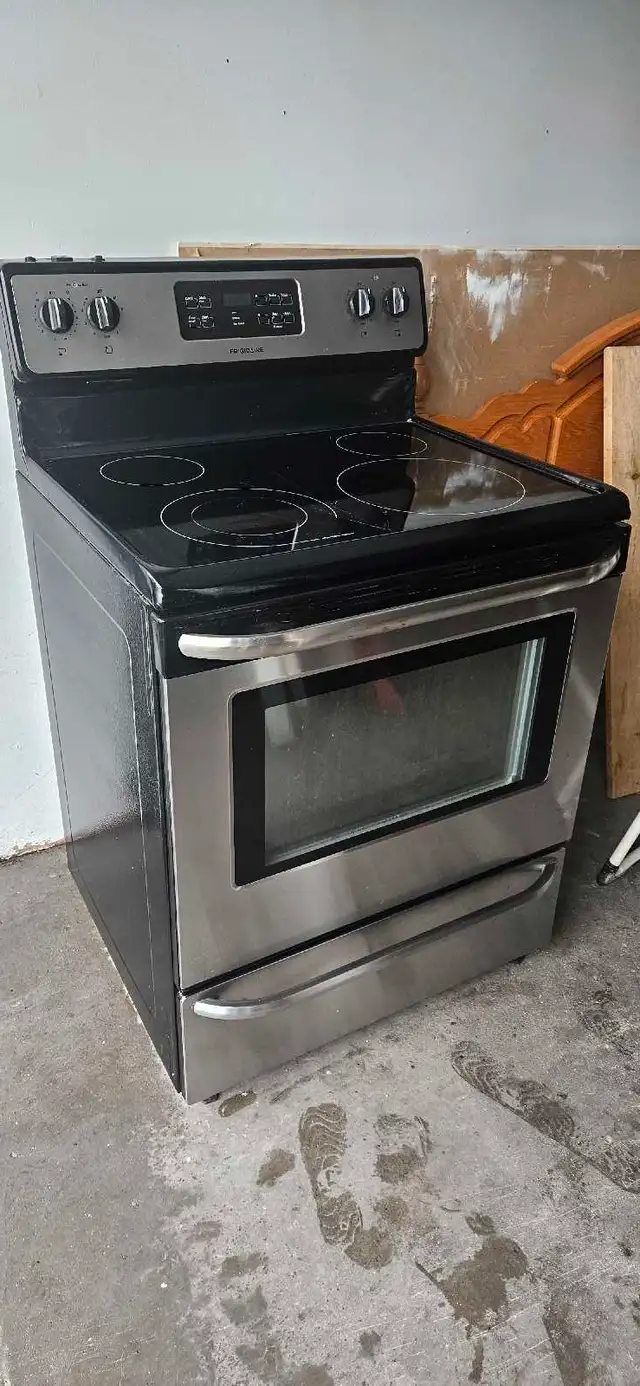 Frigidaire stove in Stoves, Ovens & Ranges in Oshawa / Durham Region - Image 3
