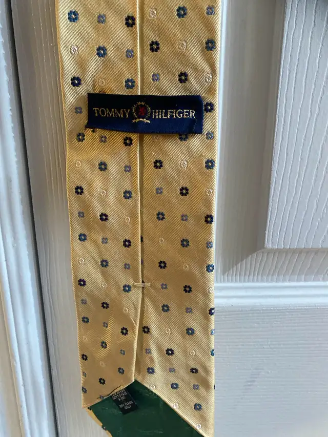 Tommy Hilfiger Silk Tie in Men's in Oshawa / Durham Region - Image 3