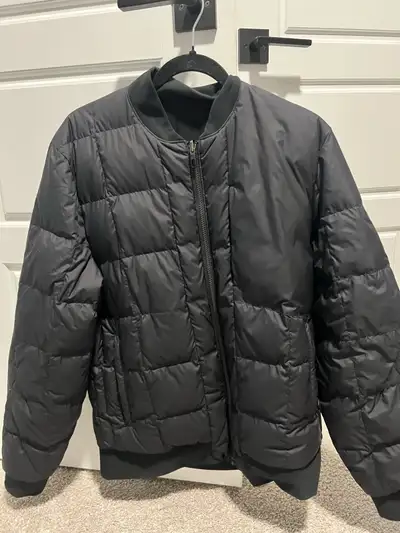 Like NEW hardly worn Mens Large size black bomber style jacket perfect for any guy. Great shape. Pic...
