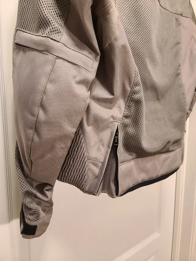Woman’s motorcycle jacket - medium in Women's - Tops & Outerwear in Oakville / Halton Region - Image 5