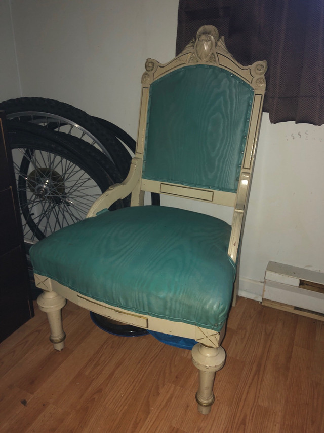 chaise antique dans Chaises, Fauteuils inclinables  à Granby