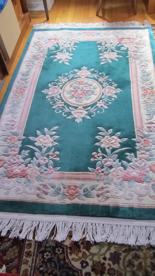 WONDERFUL 46“X 72“ HANDMADE FLOWER MOTIF WOOL RUG in Rugs, Carpets & Runners in Ottawa - Image 3