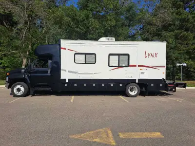 2005 gmc C5500 duramax 6.6L dually. 216,000 kms, 33.5 ft long, 13.5 ft tall. Hydraulic brakes, 170L...