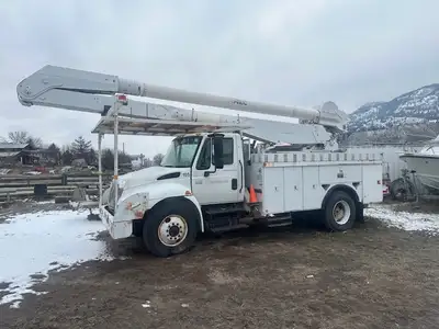 Bucket truck 466 engine 6 spd manual material handler with winch at bucket, 4 hydraulic legs 1000 wa...