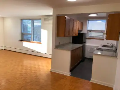 This spacious 2 bedroom apartment overlooks the Rideau Canal. Notable features of the apartment incl...