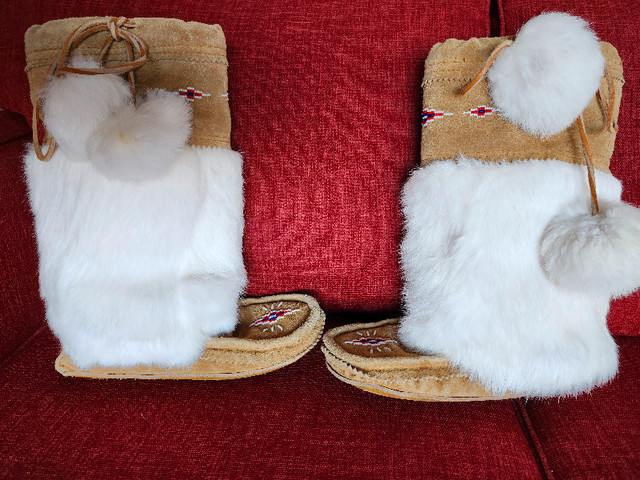 Vintage Beaded Leather & White Fur Mukluk 13"(Calf Height) in Women's - Shoes in Winnipeg - Image 3