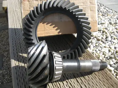 Pristine condition Ring & Pinion for Chev 1/2 ton ONLY 5 thousand km use, ratio 2: 76 I had these re...