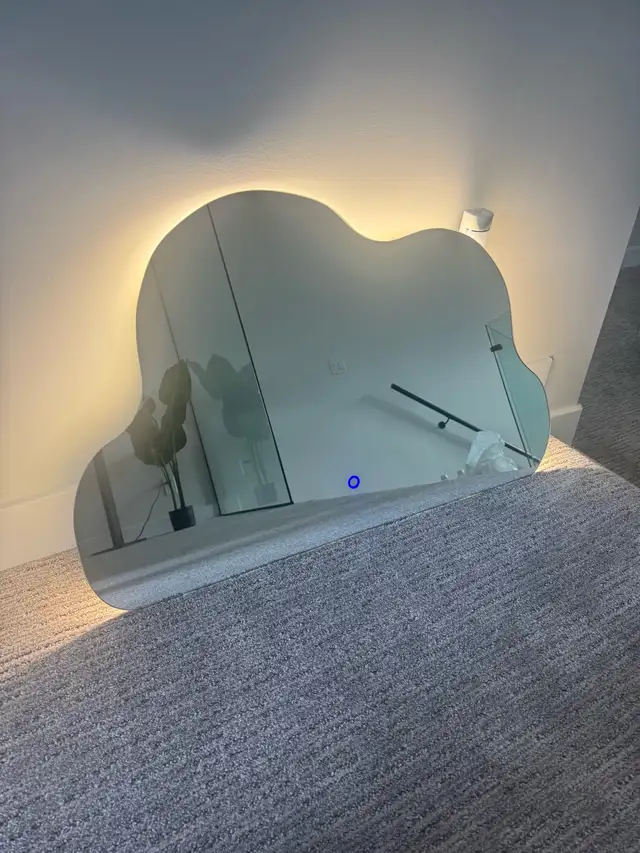 Cloud Shape Vanity Mirror w LED in Home Décor & Accents in Edmonton - Image 4