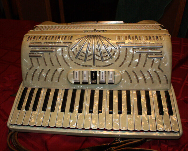 Royal 120 Bass Piano Accordion  (20 lbs)   $350 in Pianos & Keyboards in 100 Mile House