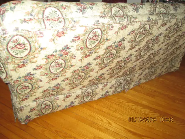 Vintage Sofa in Couches & Futons in Kingston - Image 4