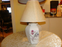 Belle lampe en porcelaine de couleur blanc