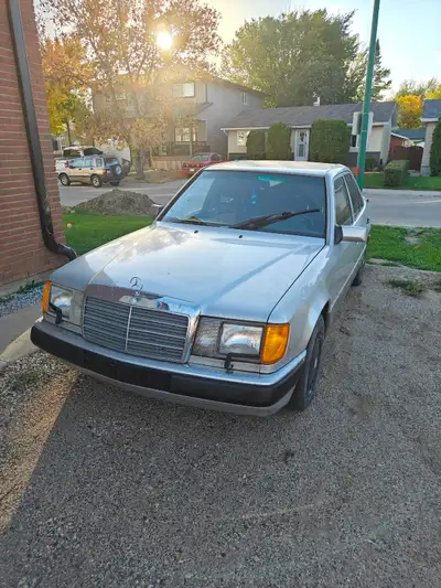 1991 Mercedes-Benz 300 E (W124) – Classic Sedan 3.0L V6 Up for sale is a classic Mercedes-Benz 300 E...