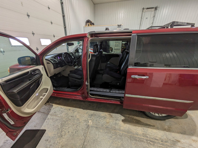 Town & Country Limited Edition 2014 in Cars & Trucks in Grande Prairie - Image 2