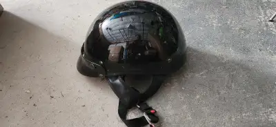 This is a Fulmer Homber Dot motorcycle helmet, offering essential head protection for riders. Being...