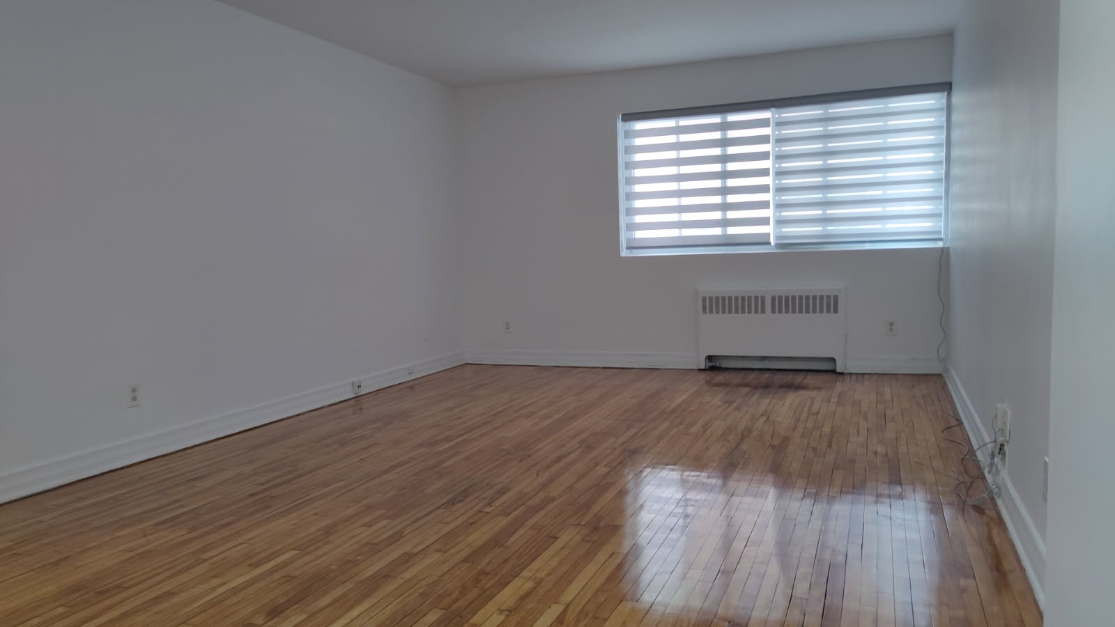 LARGE/GRAND 3 ½ heat, hot water, fridge & stove included — photo 2
