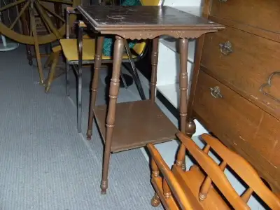 Belle petite table antique à deux étages, View more