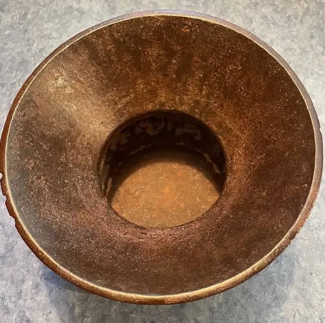 ANTIQUITÉ Crachoir en fonte du CN in Arts & Collectibles in Longueuil / South Shore - Image 4