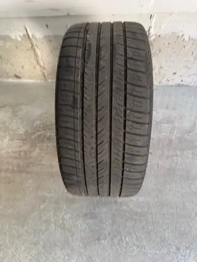 LIKE NEW 1 MICHELIN TIRE 245/35/19 ONLY ASKING 120.00