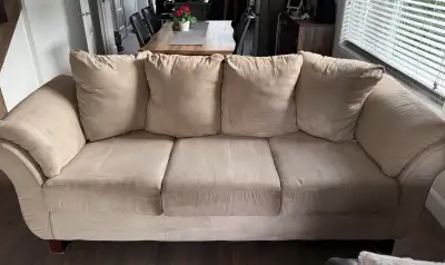Grand divan beige 87 pouces – propre et prêt à l’emploi, View more