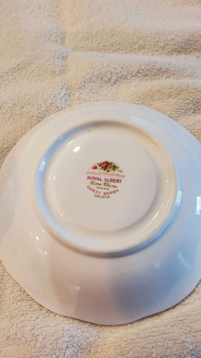 Royal Albert Vintage teacup and Saucer in Arts & Collectibles in Hamilton - Image 2