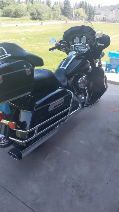 2009 classic with 77000 klm in good shape, new battery, Vance and Hines slip ons, Screamin Eagle Pro...