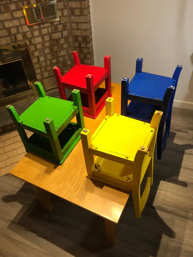 Table et 4 chaises pour enfants in Multi-item in City of Montréal - Image 4