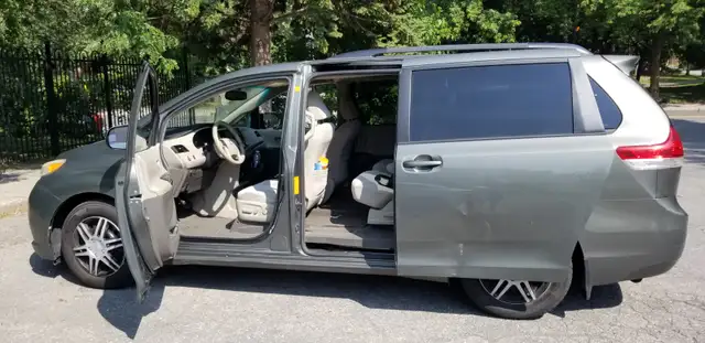 toyota sienna 2011 in Cars & Trucks in City of Montréal - Image 4