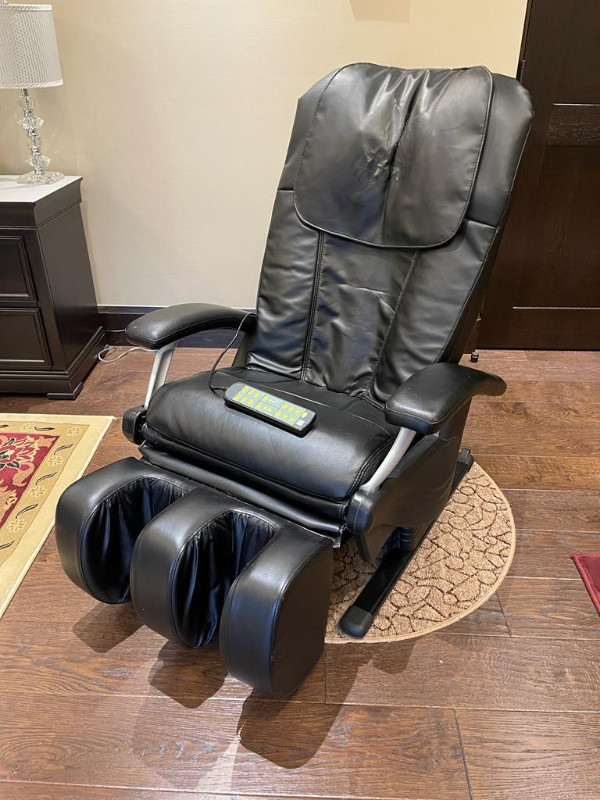 Massage Chair in Good Condition - Like New in Chairs & Recliners in Markham / York Region
