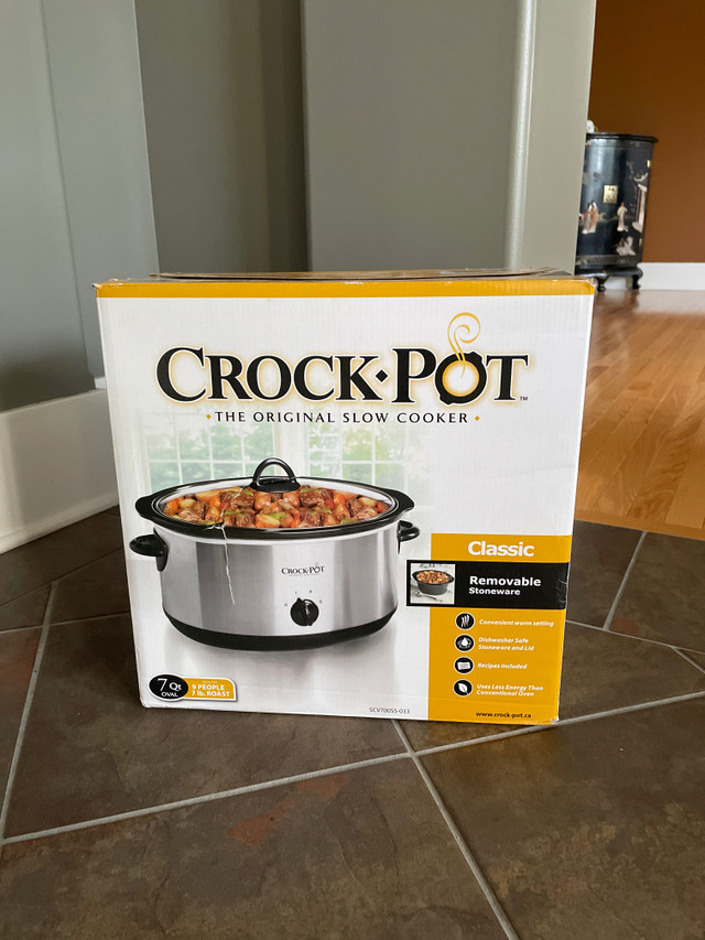 CROCKPOT, slow cooker, brand new! 7 quart Microwaves & Cookers