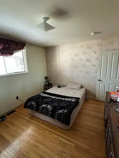 3 bedroom upper house for rent. Near Bramalea Go station and close to schools. Available September 0...