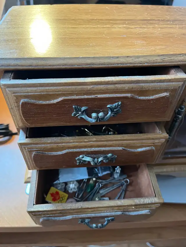 vintage wooden jewelry box with a glass door and drawers. in Arts & Collectibles in City of Toronto - Image 6