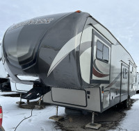 2016 Keystone Sprinter Fifth Wheel with middle second bedroom!