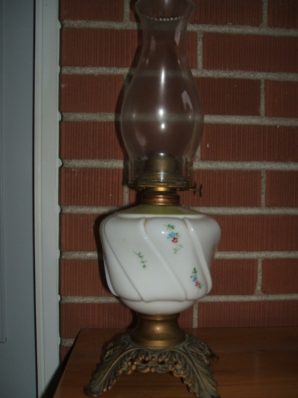 ANTIQUE PLUME & ATWOOD USA MILK GLASS PARLOUR OIL LAMP Arts & Collectibles Hamilton Kijiji