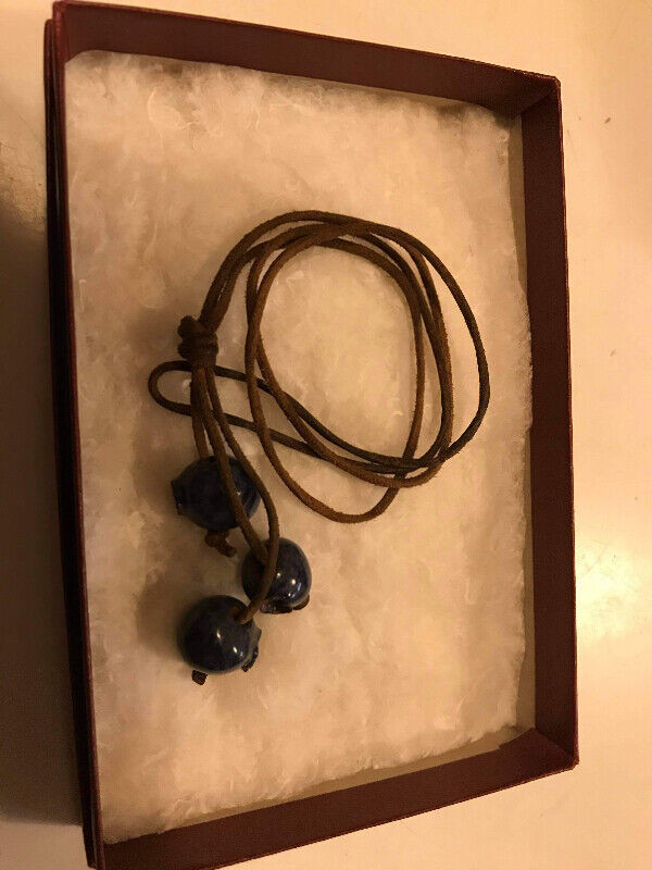 beau collier avec bleuets et lacet de cuir dans Bijoux et montres  à Saguenay