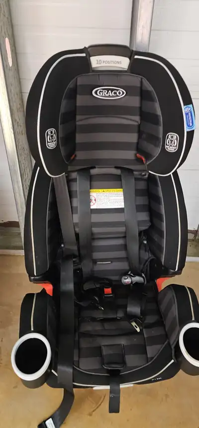 Car seats Gracco 4ever. Never get hit or into an accident. 2 available $50 each