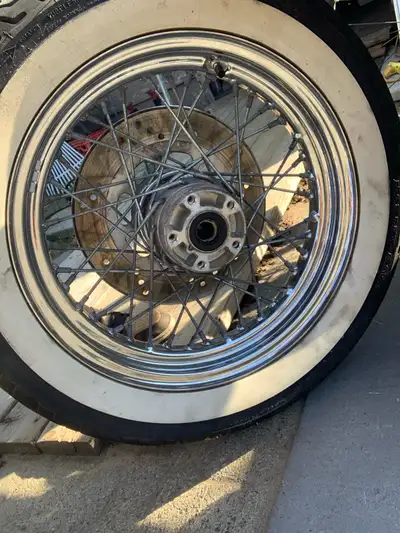Roue avant a flanc blanc pneu encore bon pour au moin 1an etais sur un Roadking 1999 ,je la vend car...
