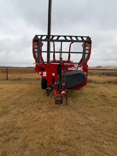 Highline bale processor 661 in very good condition, everything work good, revised, greased and ready...