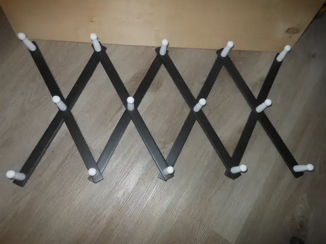 Wall hanger coat rack in Storage & Organization in City of Montréal - Image 2