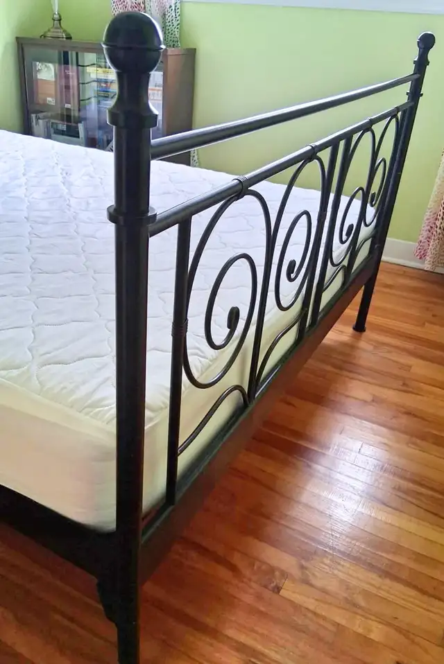 Grand Lit en metal format Queen - Norsund IKÉA – 325$ in Beds & Mattresses in Longueuil / South Shore - Image 6