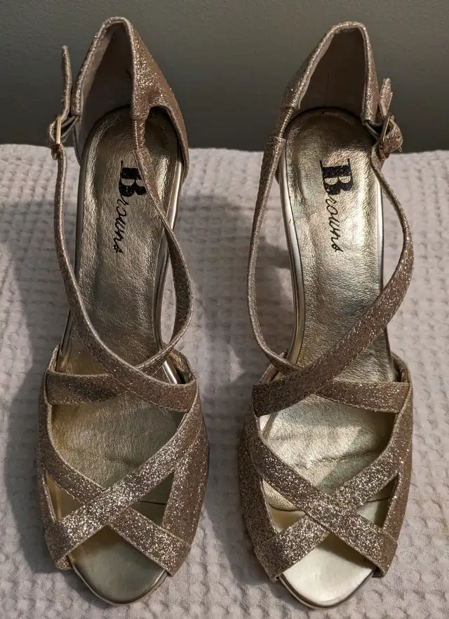 Gold/Sparkly Open toe shoes in Women's - Shoes in Calgary - Image 4