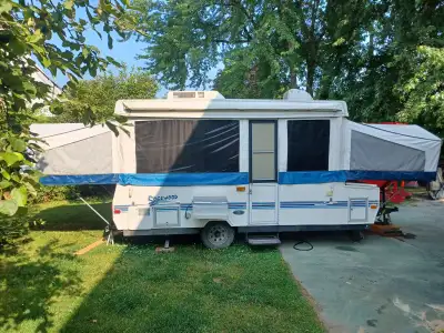 Tente-Roulotte à vendre Air climatisée ultra performante Toiles en excellentes conditions. Elles ont...