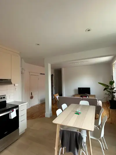 750 $/mois Je cède ma chambre non meublée dans un grand 4 chambres à partir du 1er septembre. Le bai...