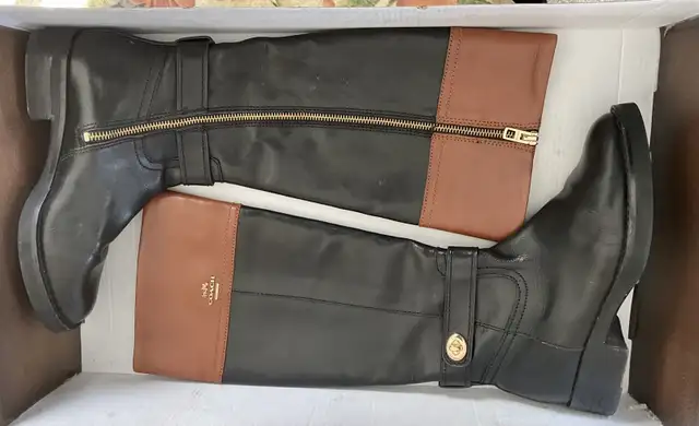 botte Coach en cuir de veau noir style équestre classique in Women's - Shoes in Québec City - Image 4