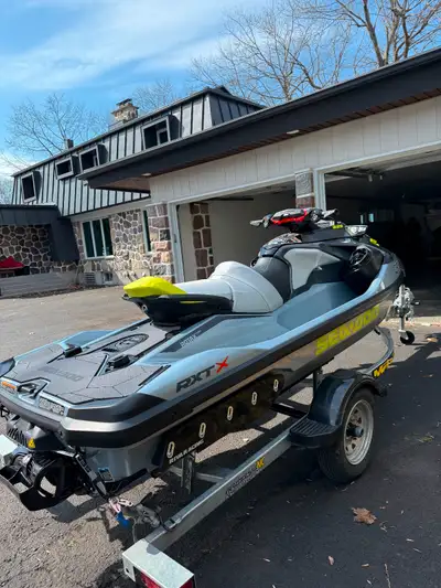 Seadoo rxtx325 stage 2 riva racing . 25 hrs . Ceramic coat Viens avec remorque et accessoires .