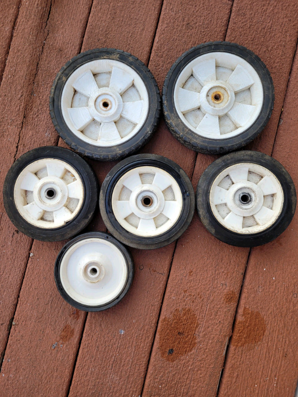 Roues de tondeuse ou BBQ  / lawn mover wheels or BBQ dans Tondeuses et souffleuses  à Ouest de l’Île