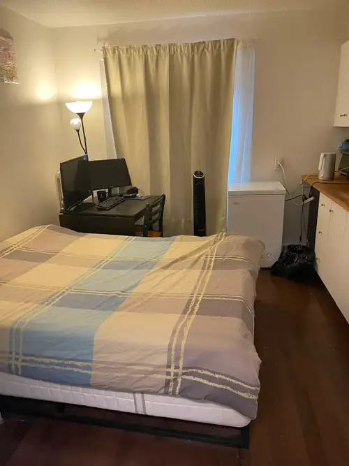 Recently renovated bachelor. Available March 1st. Clean kitchen, hardwood flooring. The apartment is...