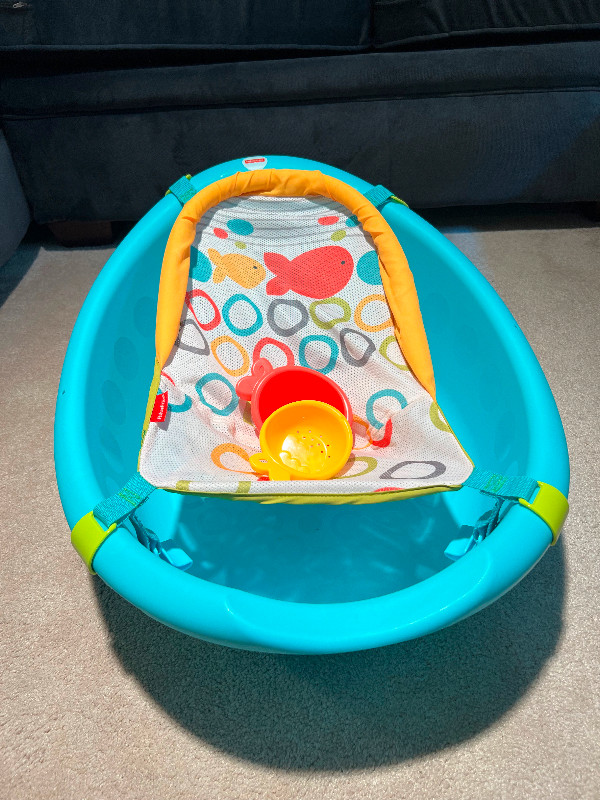 fisher price baby bathtub with infant insert and accessories in Bathing & Changing in Winnipeg