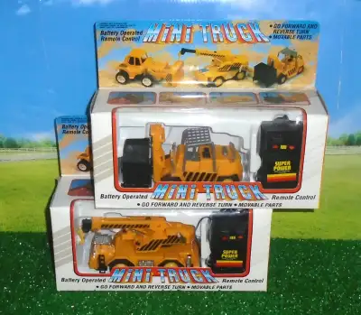 Modèles Graceful Toys...Jeu de 2 camions téléguidés par fil flambants neufs dans boîtes scellées d'u...