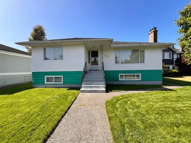  **LARGE 7-BEDROOM HOUSE ON A HUGE LOT – FRASERVIEW**