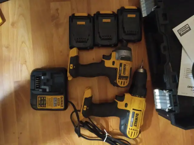 coffre dewalt avec plusieurs outils in Power Tools in Laval / North Shore - Image 6